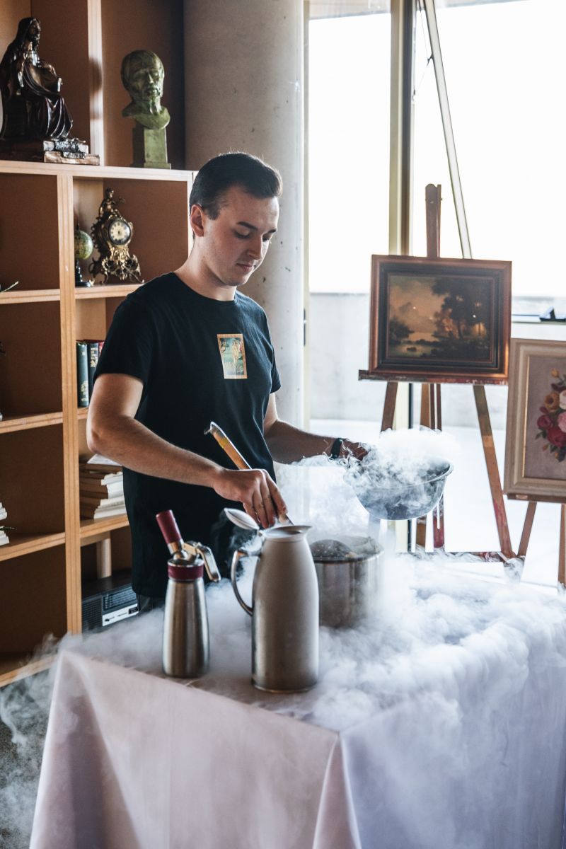 estudiante haciendo prácticas de cocina