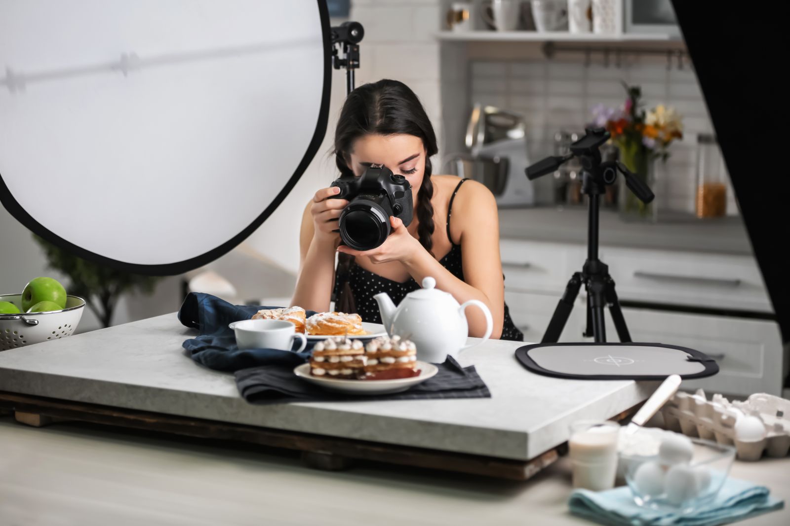 persona fotografiando comida