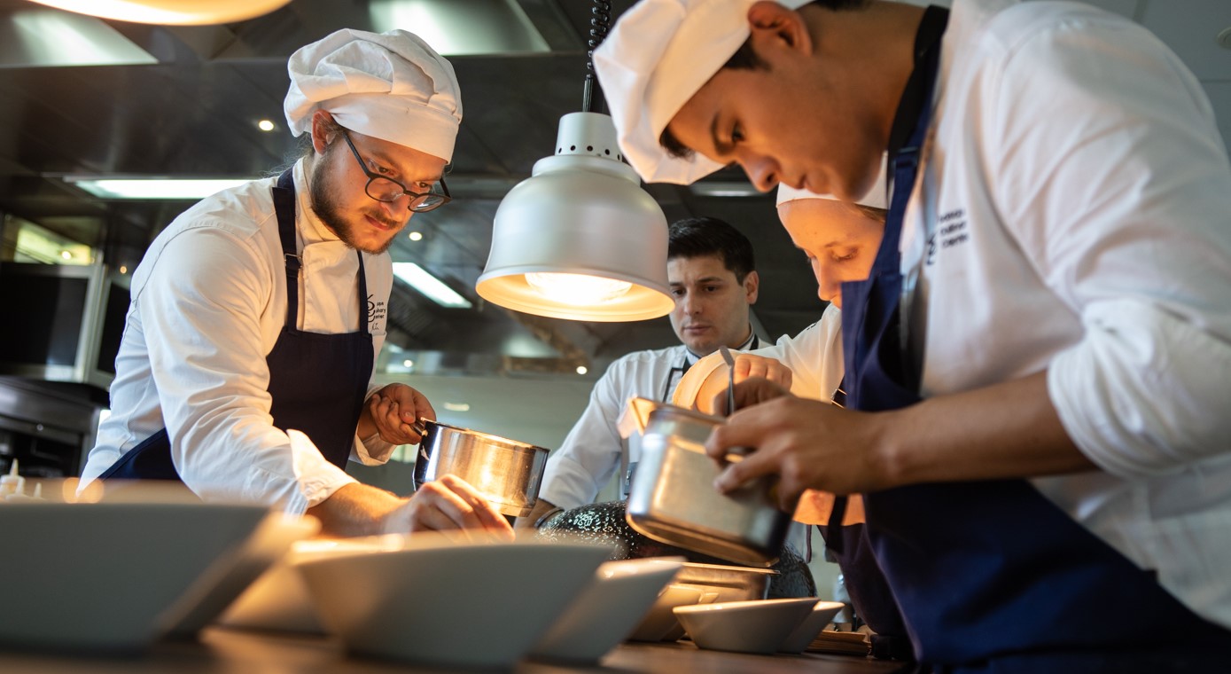 personas cocinando