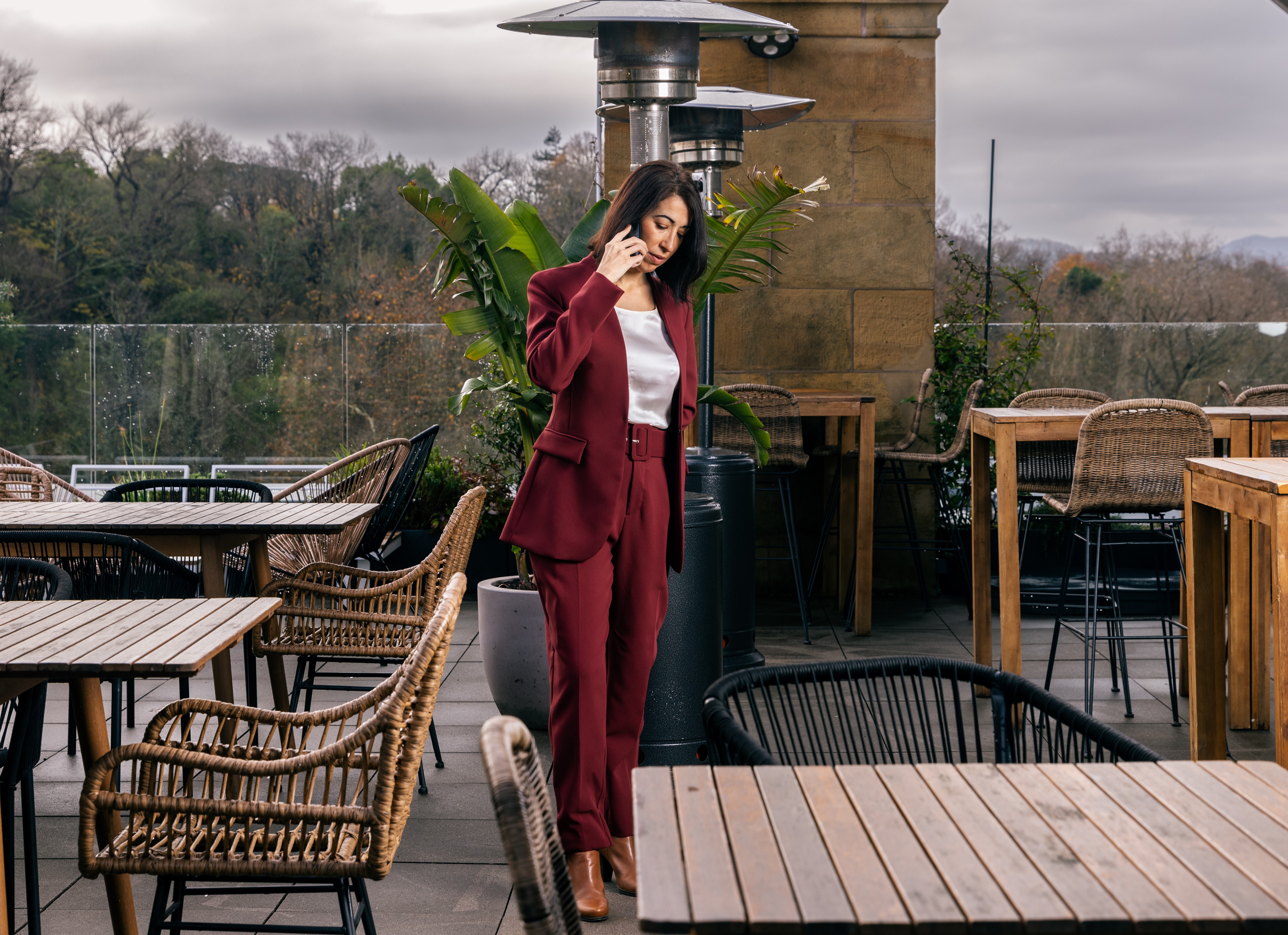mujer empresaria en restaurante