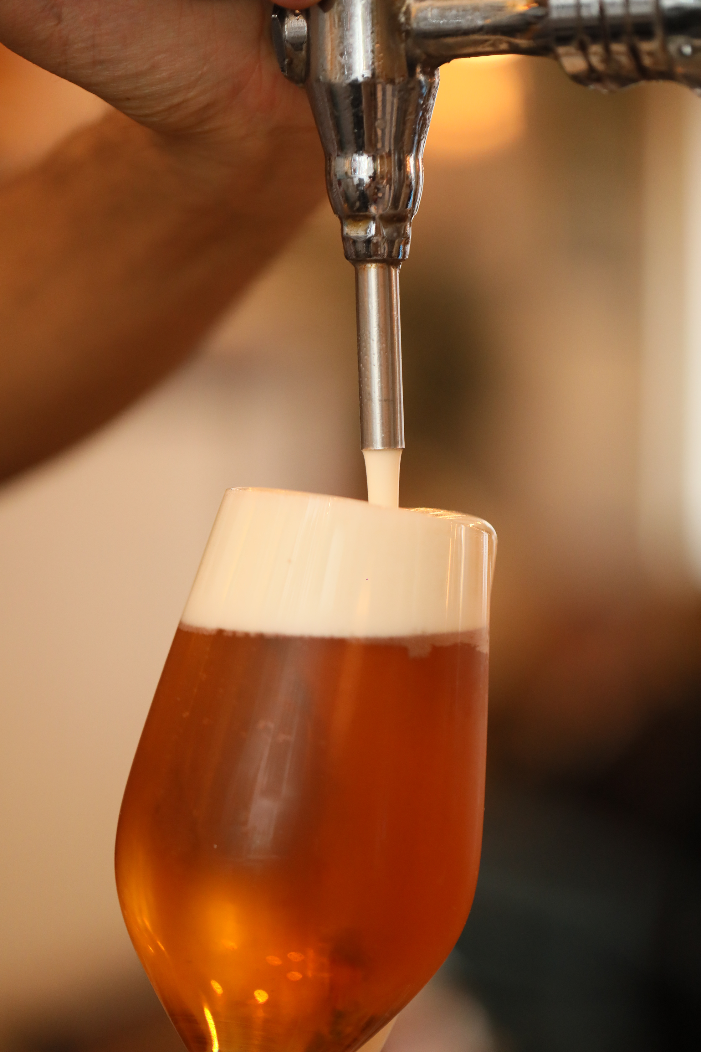 copa de cerveza llenándose