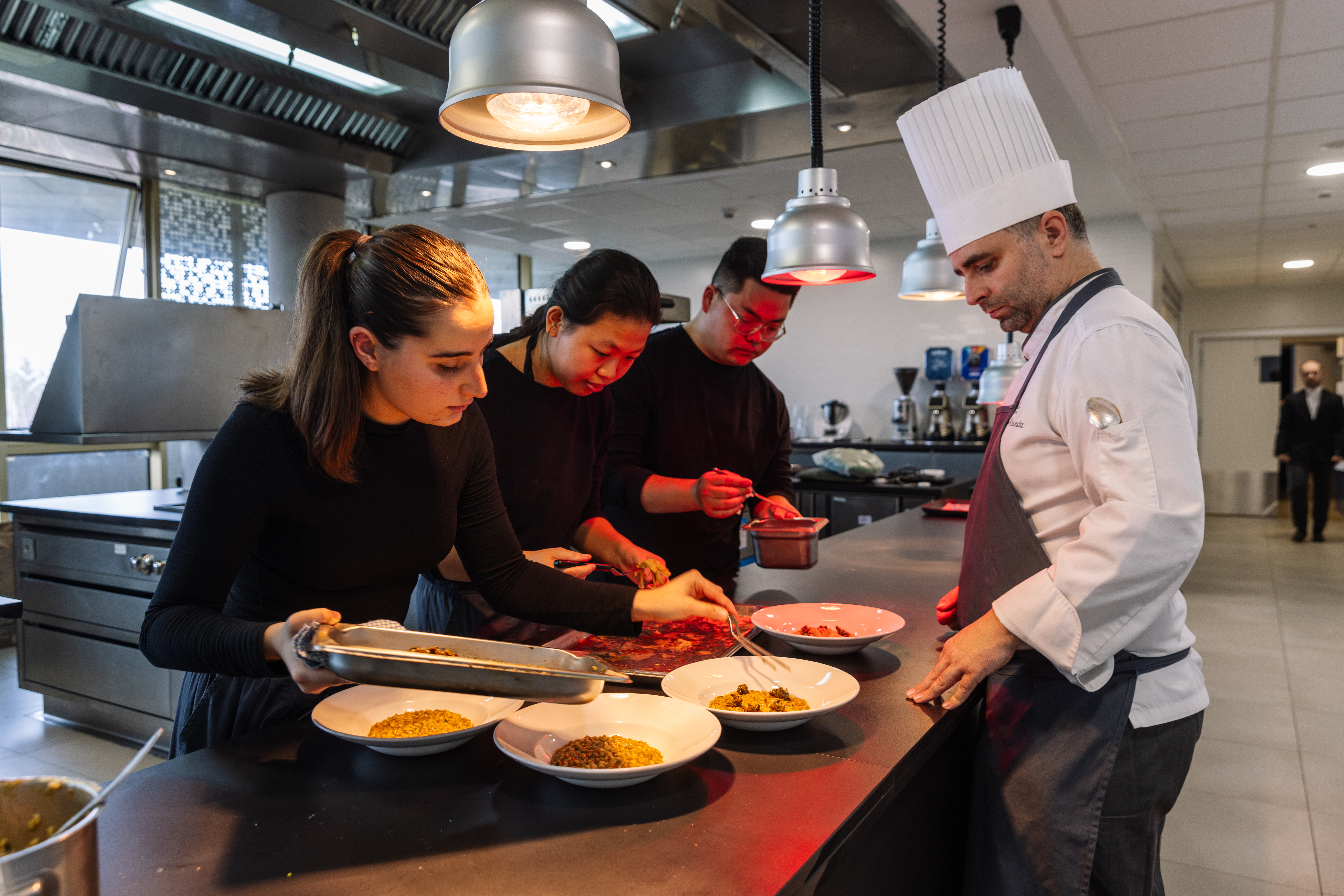 cocineros elaborando platos