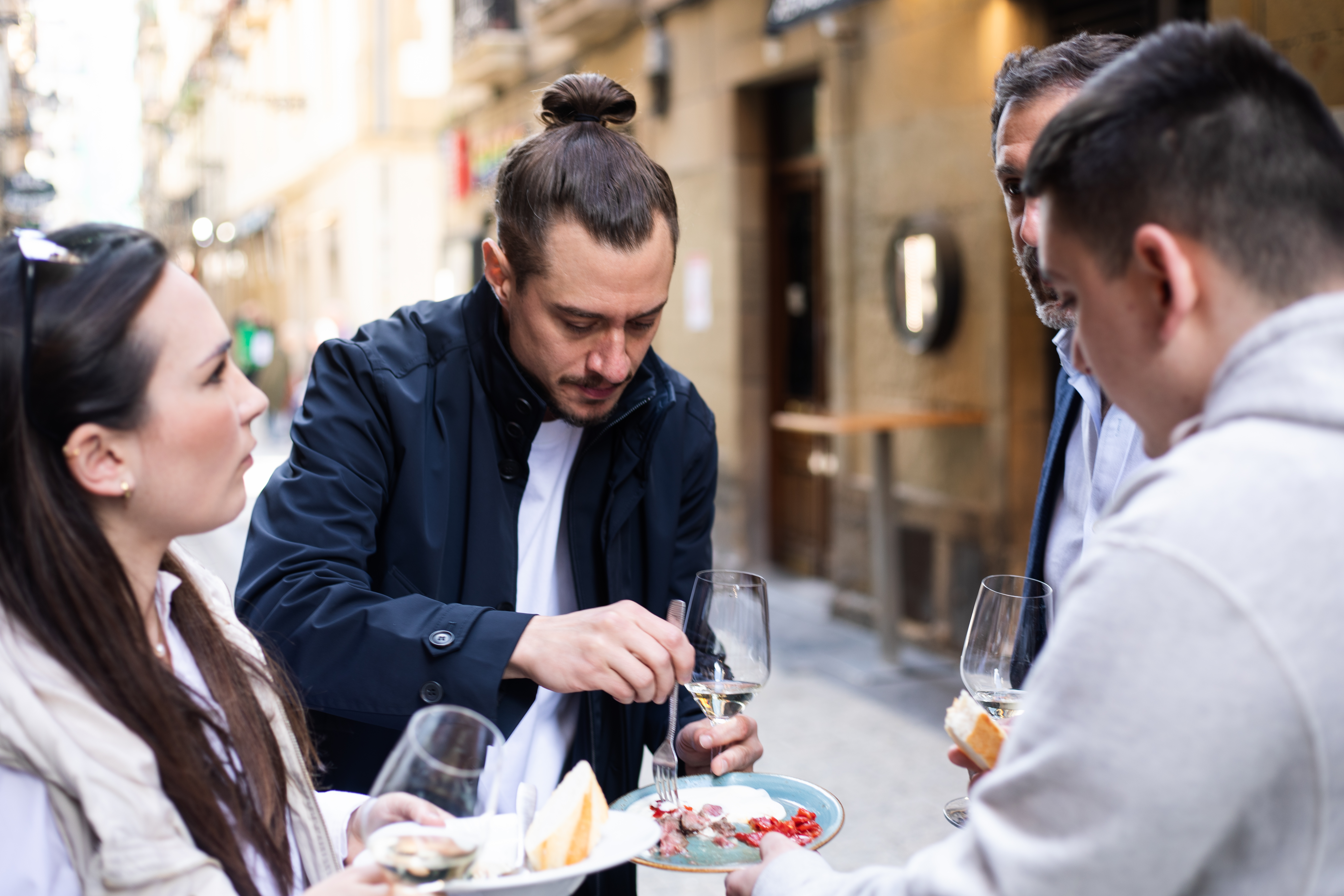 grupo catando pintxos