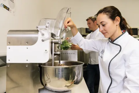 estudiante haciendo pastelería