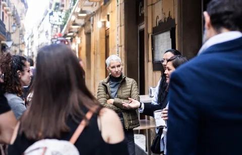 personas reunidas en visita turística